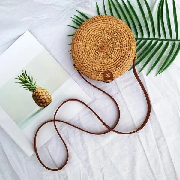 2019 Handmade Fashion Round Straw Rattan Bag with Leather Button & Strap