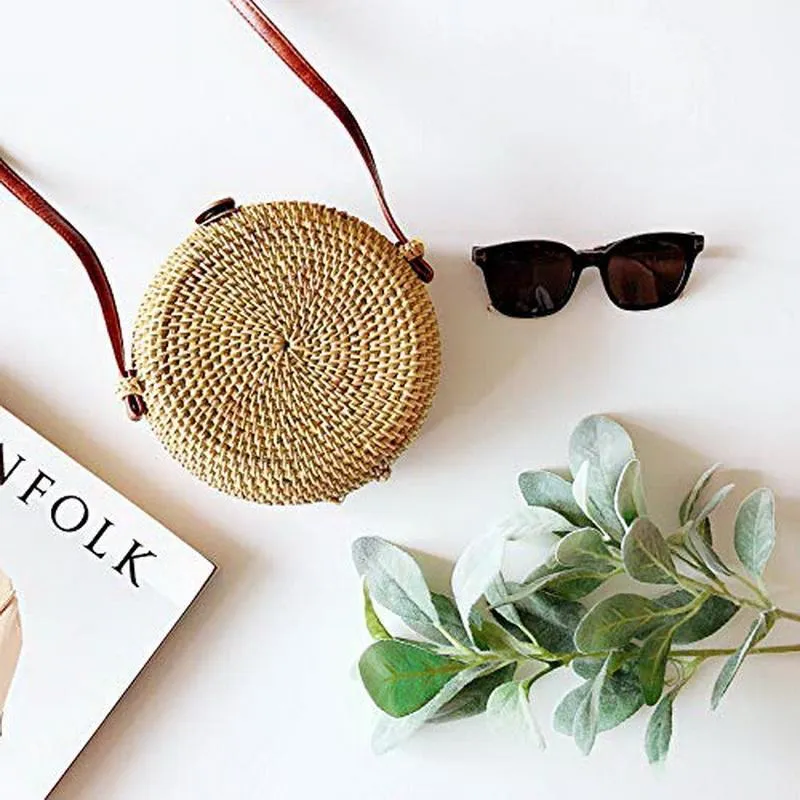 2019 Handmade Fashion Round Straw Rattan Bag with Leather Button & Strap