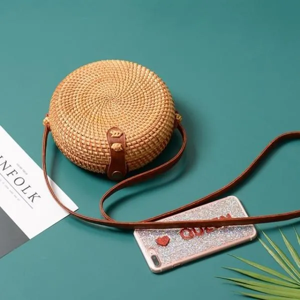 2019 Handmade Fashion Round Straw Rattan Bag with Leather Button & Strap