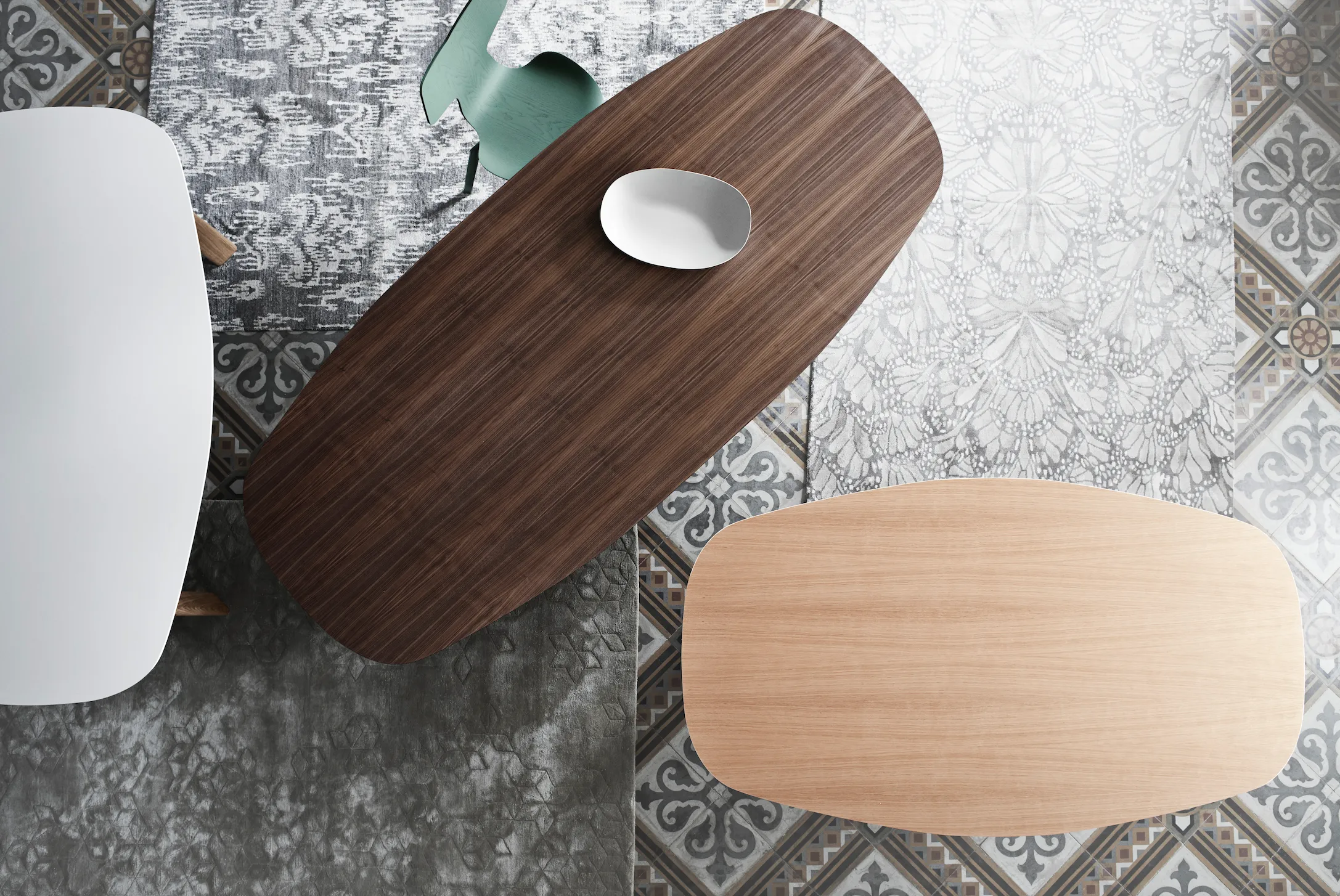 Analogue Dining table des. Jaime Hayon - White / Oak - made by Fritz Hansen
