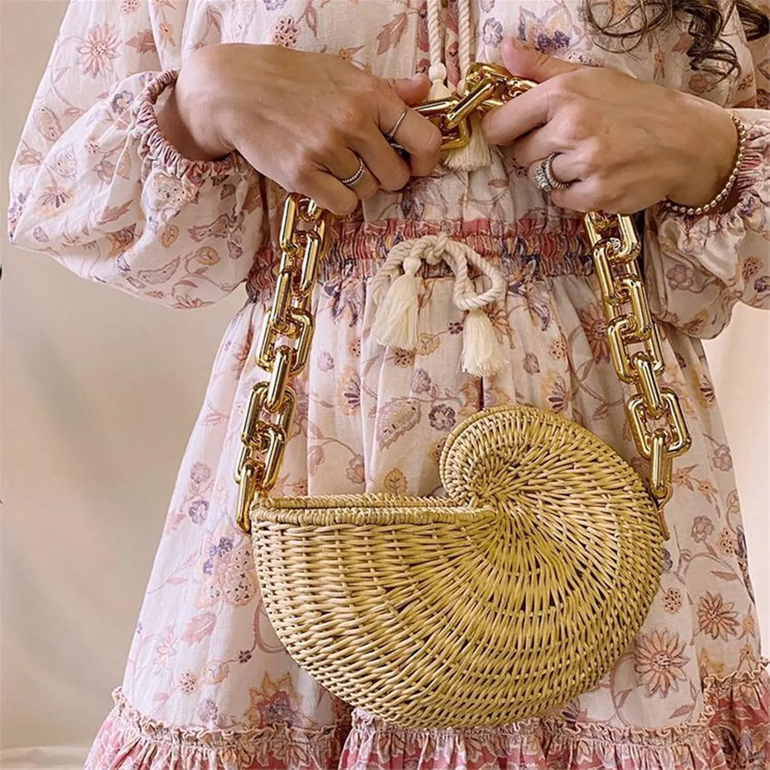 FURINFASHION FEI-1 Straw Woven Bag For Women With Qualited Metal One Shoulder Chain Shell Shaped Rattan Knitted Shoulder Bag Fashionable Conch Shape Small Beach Handbag (One Size, Log color)