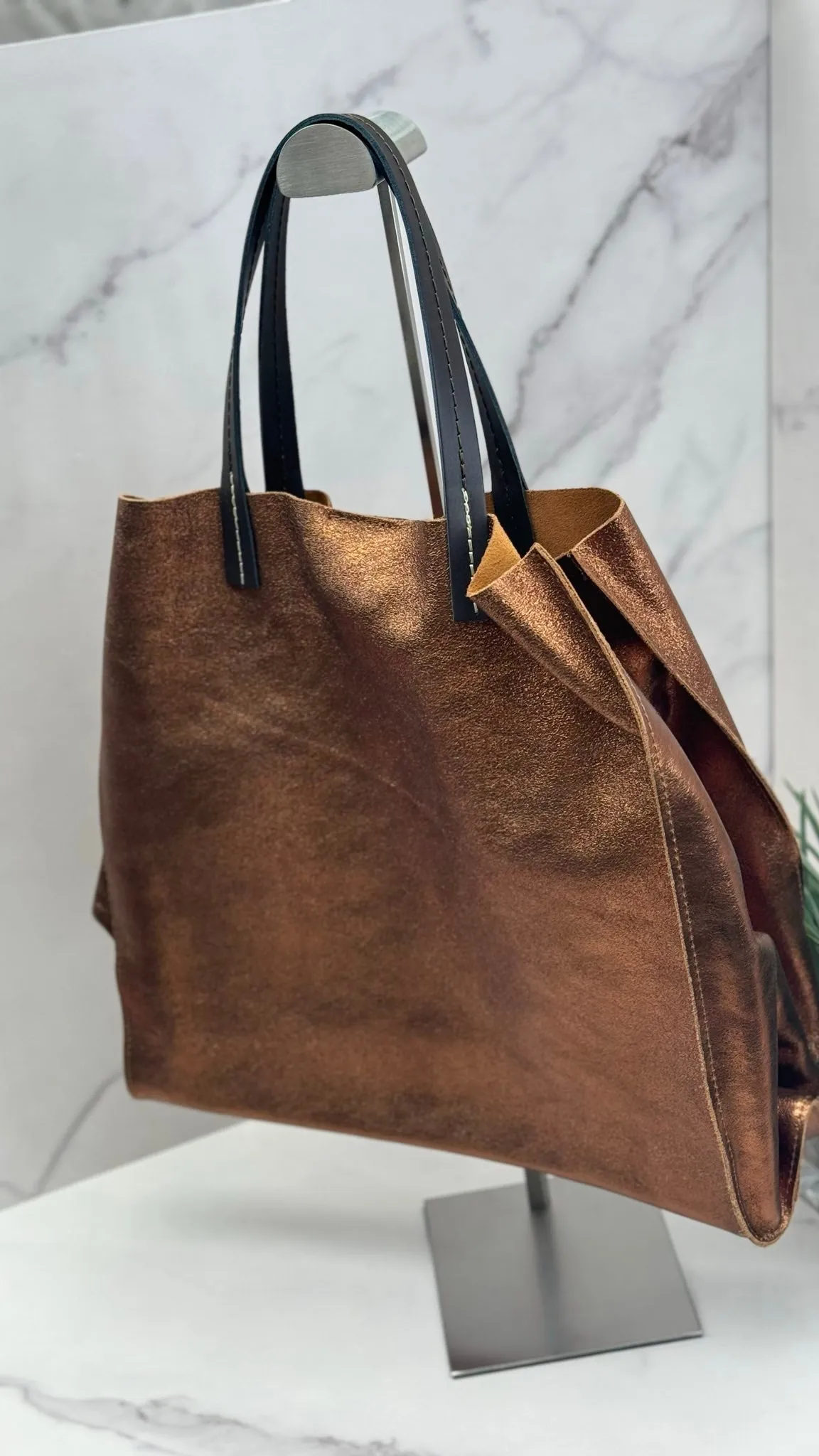Gleam — Elegant Leather Shoppers