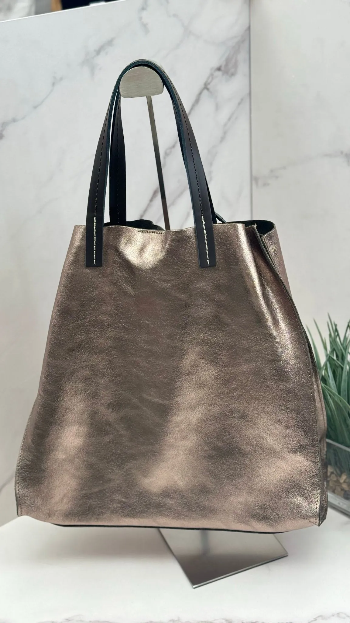 Gleam — Elegant Leather Shoppers