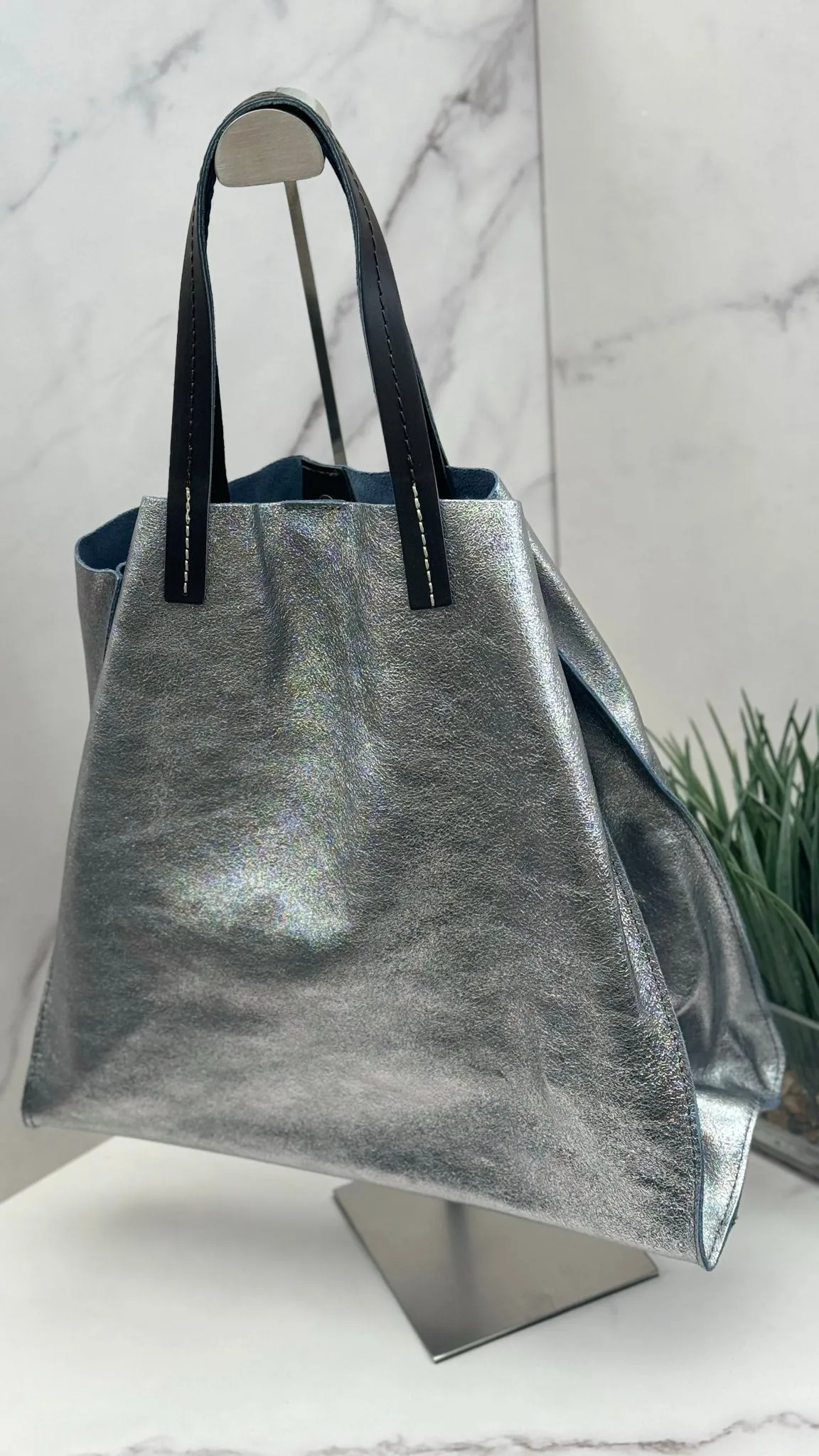 Gleam — Elegant Leather Shoppers