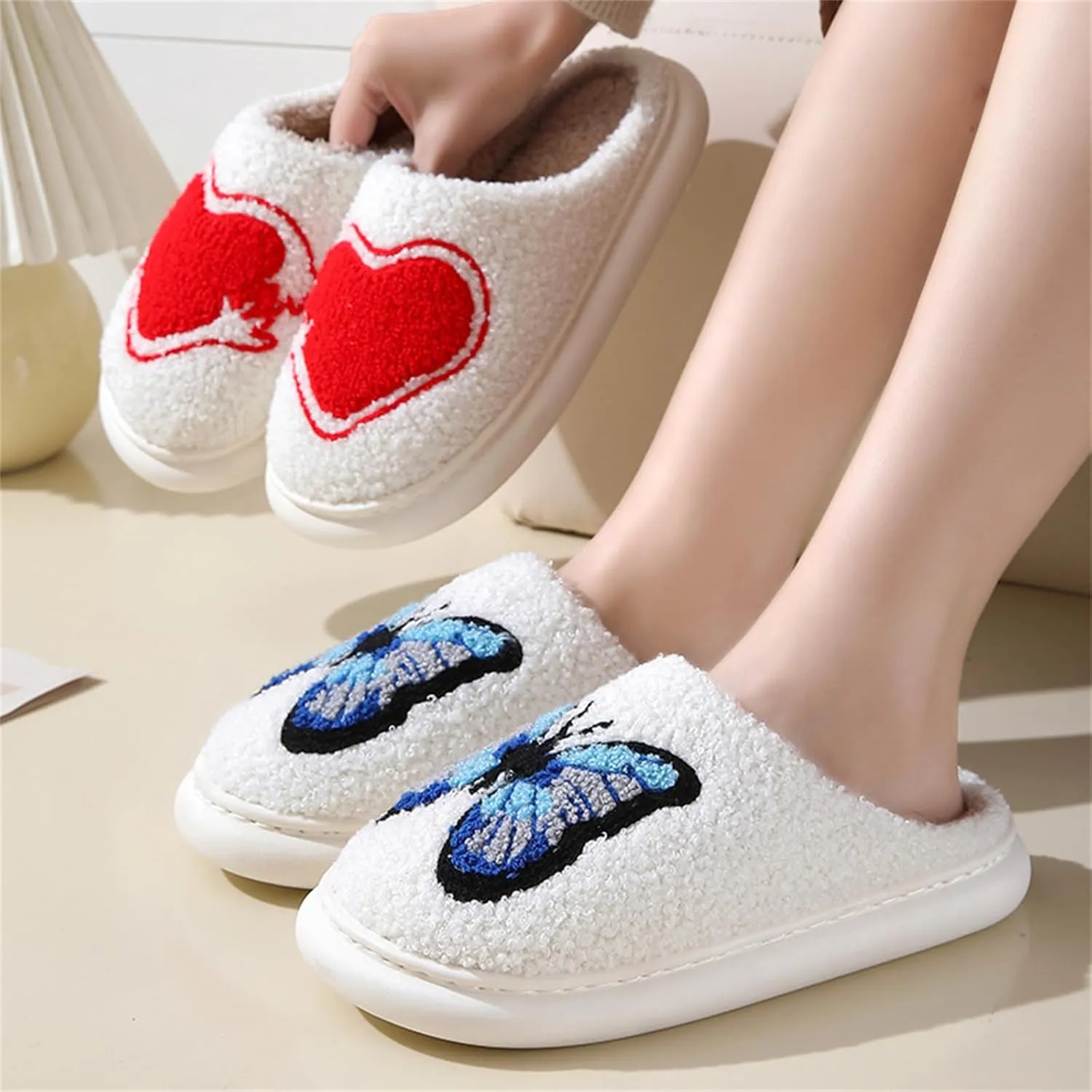 Obosoyo Plush Slippers Couples Cozy Heart Indoor Slippers Men Women Thick Sole Fuzzy Warm Winter