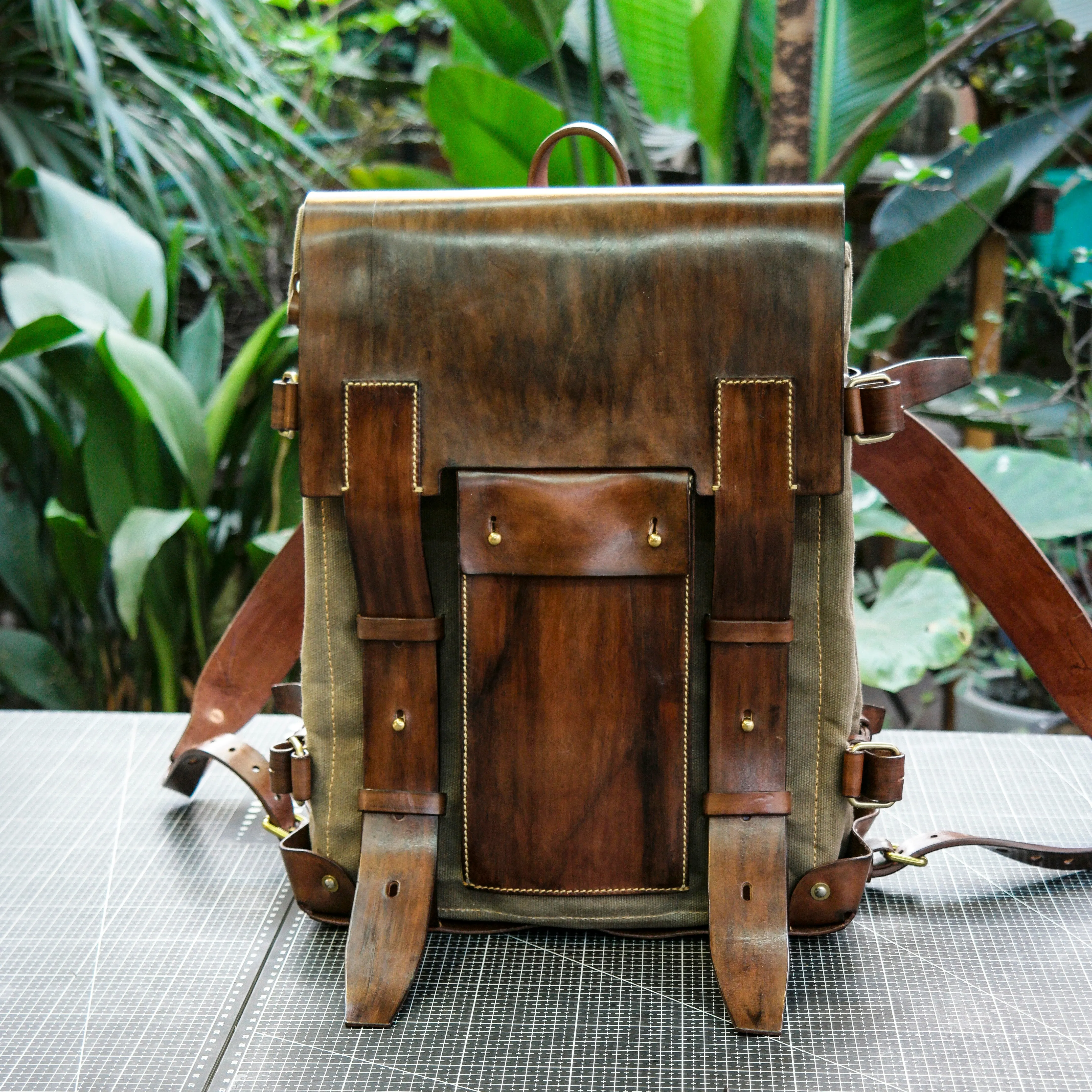 Plant tanned cowhide handmade coloring oil wax canvas=Retro backpack