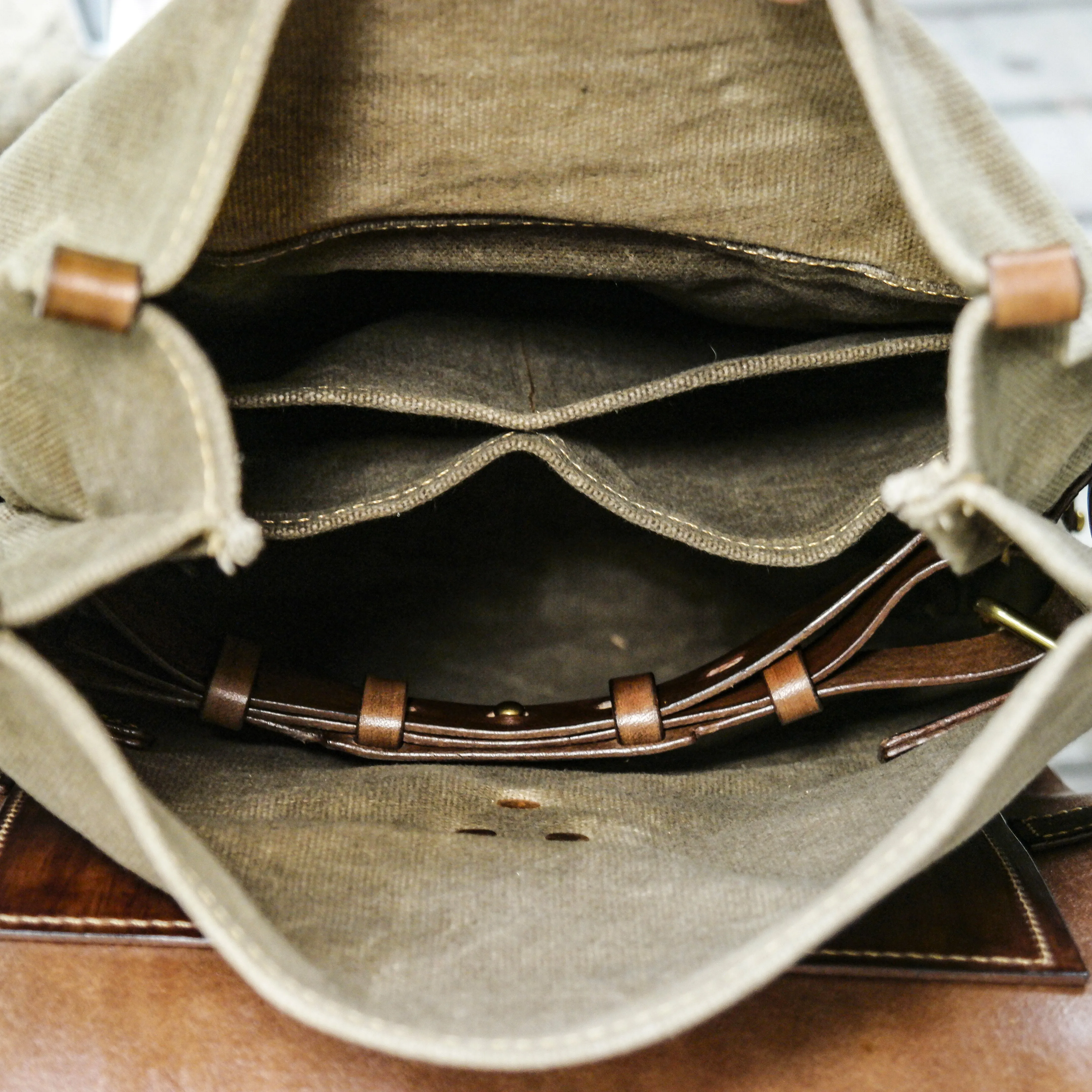 Plant tanned cowhide handmade coloring oil wax canvas=Retro backpack