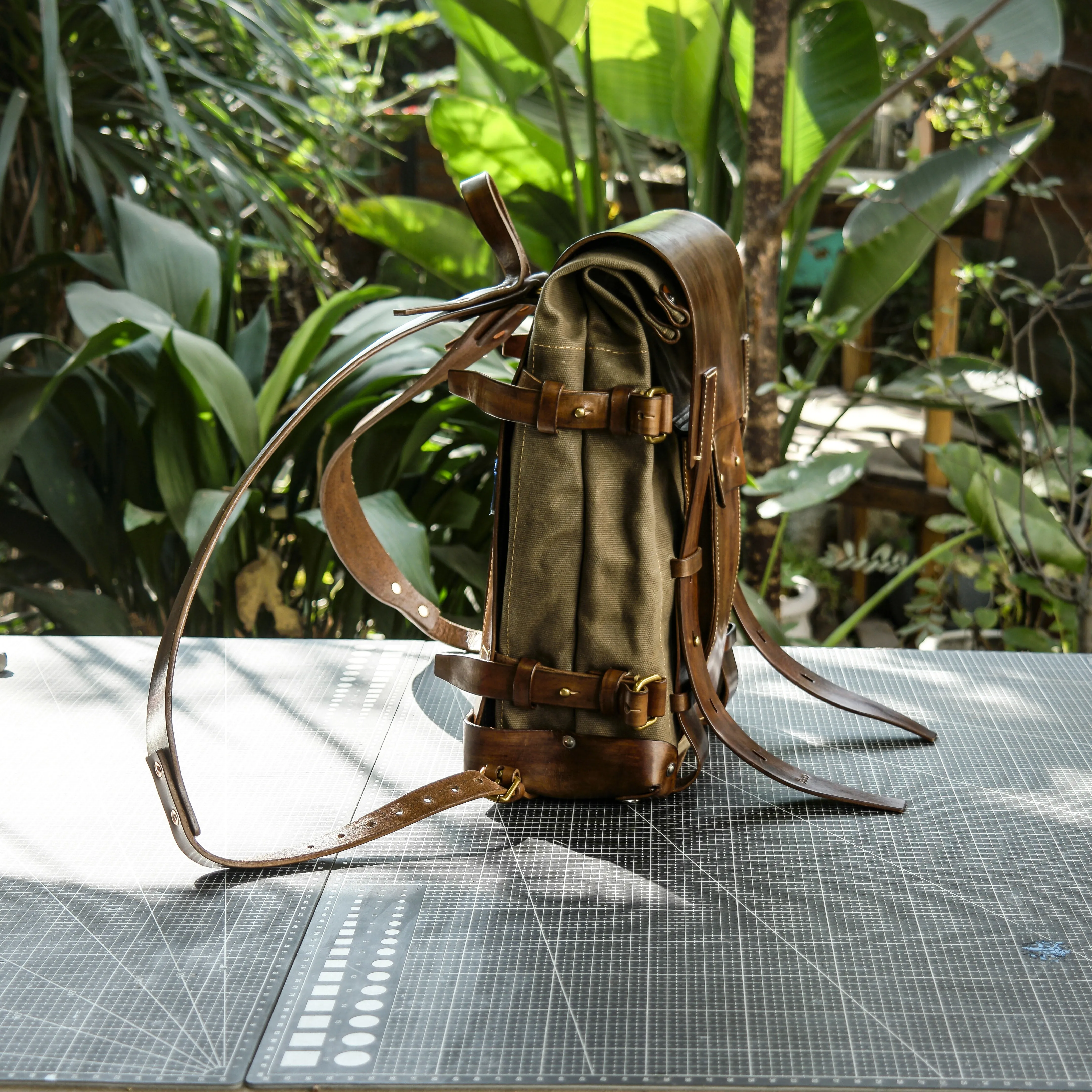 Plant tanned cowhide handmade coloring oil wax canvas=Retro backpack